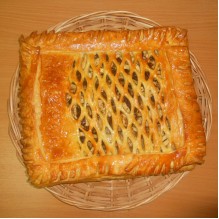 Пирог с яблоками, изюмом и грецким орехом (слоеное тесто)
